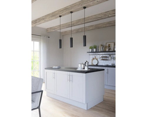 Cuisine lumineuse avec îlot et trois suspensions