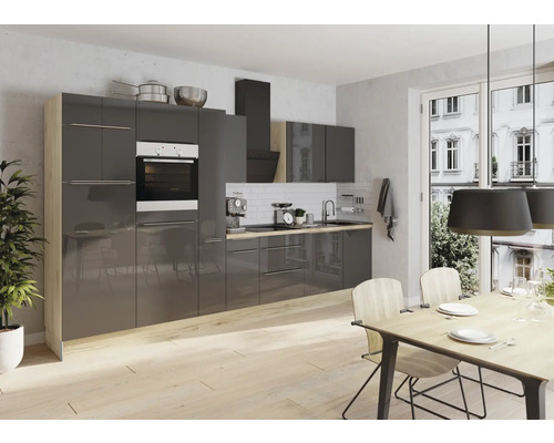 Cuisine moderne avec armoires grises, table à manger et chaises.