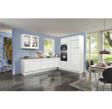 Cuisine claire avec armoires blanches, plan de travail imitation bois et table à manger