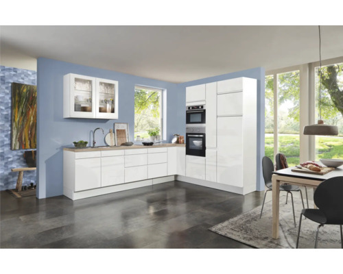 Cuisine claire avec armoires blanches, plan de travail imitation bois et table à manger