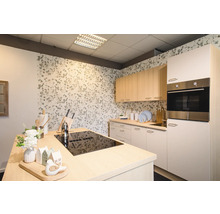 Cuisine moderne avec îlot de cuisine, four intégré et papier peint floral