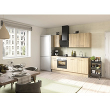 Cuisine claire avec table à manger, kitchenette, réfrigérateur et hotte aspirante.