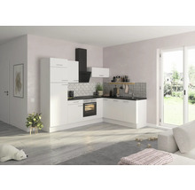 Helle Küche mit weißen Schränken, dunkler Arbeitsplatte und Dunstabzugshaube.