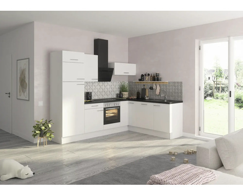 Helle Küche mit weißen Schränken, dunkler Arbeitsplatte und Dunstabzugshaube.