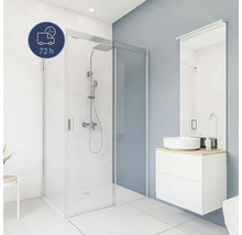 Helles Badezimmer mit Duschkabine, Waschbecken und Spiegel