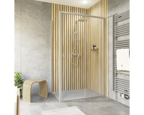 Porte de douche avec paroi latérale avec porte coulissante SCHULTE Trend 2.0 120 x 90 cm profilé aluminium verre transparent tirant droite butée de paroi latérale gauche Salle de bain lumineuse avec douche, pommeau de douche, tabouret et radiateur