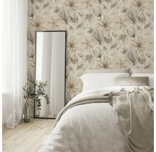 Schlafzimmer mit floraler Tapete, Bett und Spiegel