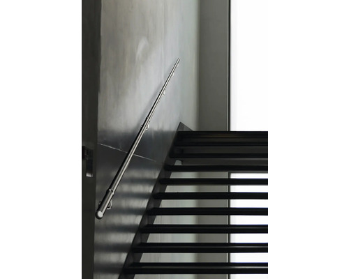 Treppe mit Metallgeländer an der Wand