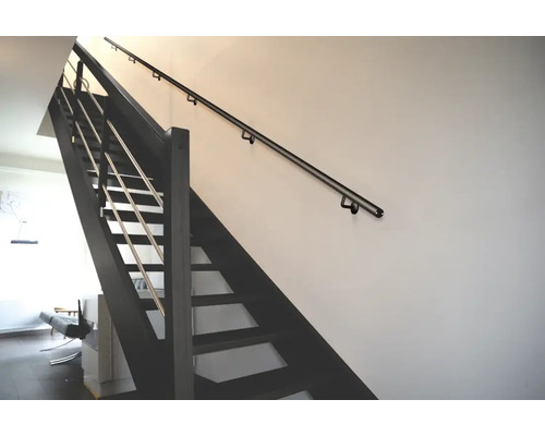 Treppe mit Geländer an einer Wand