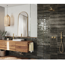 Salle de bains avec meuble sous-vasque en bois, miroir, douche et carreaux muraux