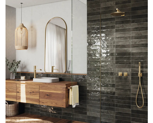 Salle de bains avec meuble sous-vasque en bois, miroir, douche et carreaux muraux