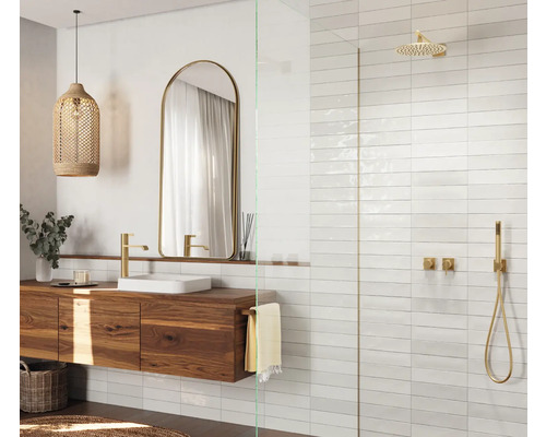 Modernes Badezimmer mit Holzwaschtisch, Spiegel und Dusche