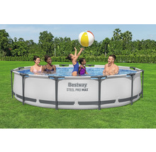 Famille dans la piscine à cadre en acier Bestway Steel Pro Max avec un ballon dans le jardin