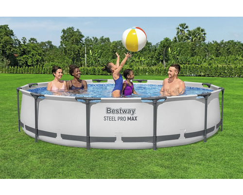 Famille dans la piscine à cadre en acier Bestway Steel Pro Max avec un ballon dans le jardin
