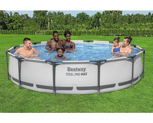 Une famille profite d'une piscine ronde Bestway Steel Pro Max dans le jardin.