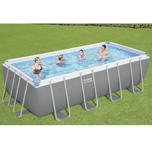 Piscine rectangulaire à cadre en acier avec des personnes qui se baignent dans le jardin