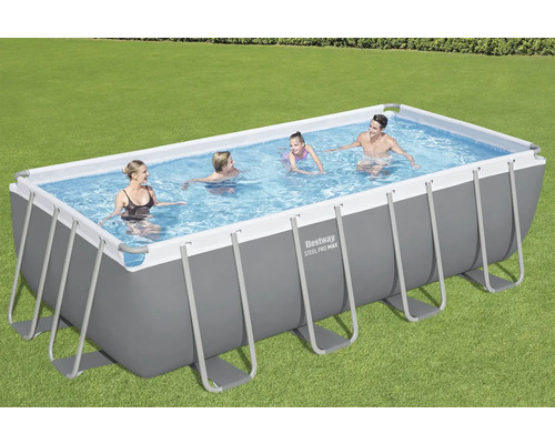 Piscine rectangulaire à cadre en acier avec des personnes qui se baignent dans le jardin