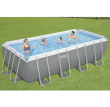 Piscine rectangulaire à armature en acier avec personnes se baignant dans le jardin