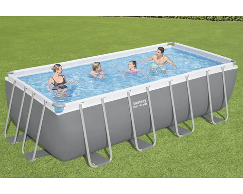 Piscine rectangulaire à armature en acier avec personnes se baignant dans le jardin