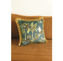 Coussin décoratif à motif jungle avec franges sur un canapé