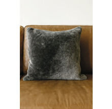 Coussin décoratif en fausse fourrure sur un canapé