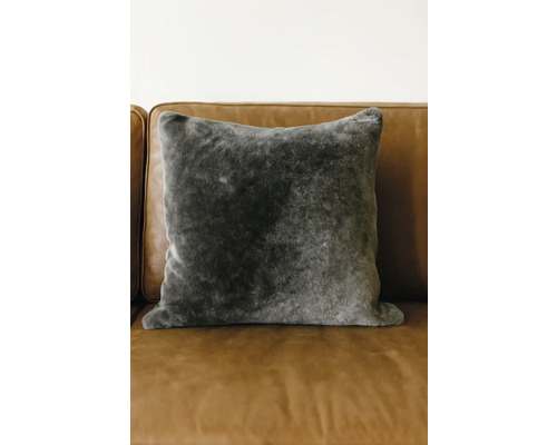 Coussin décoratif en fausse fourrure sur un canapé