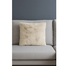 Dekokissen aus Kunstfell auf einem Sofa