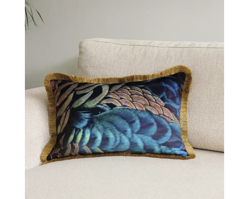 Dekokissen mit Federmuster und Fransen auf einer Couch