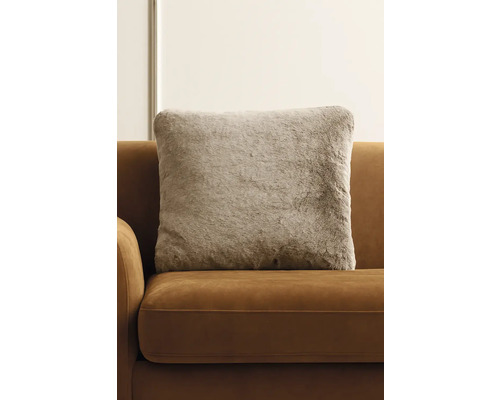 Dekokissen mit Fellimitat auf einem Sofa