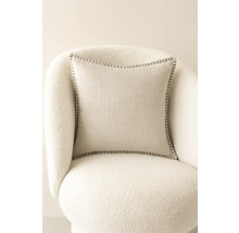 Quadratisches Zierkissen mit Ziernaht auf einem Sessel