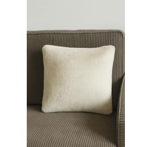 Coussin carré en fausse fourrure sur un canapé