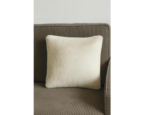Coussin carré en fausse fourrure sur un canapé