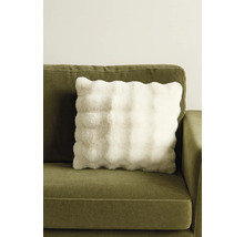 Coussin décoratif aspect fourrure sur un canapé