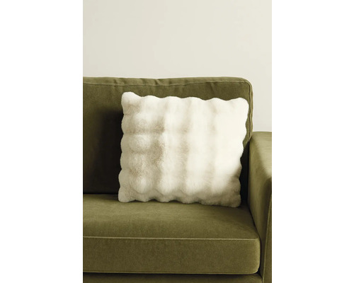 Coussin décoratif aspect fourrure sur un canapé