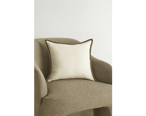 Quadratisches Kissen mit Einfassung auf Sessel