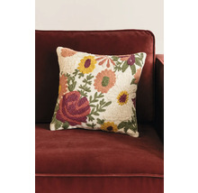 Dekokissen mit Blumenmuster auf einem Sofa