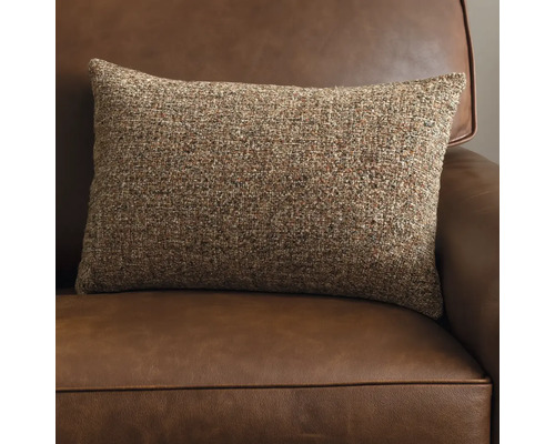 Coussin décoratif rectangulaire sur un canapé en cuir