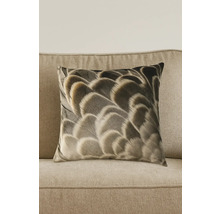 Coussin décoratif carré avec motif de plumes sur un canapé