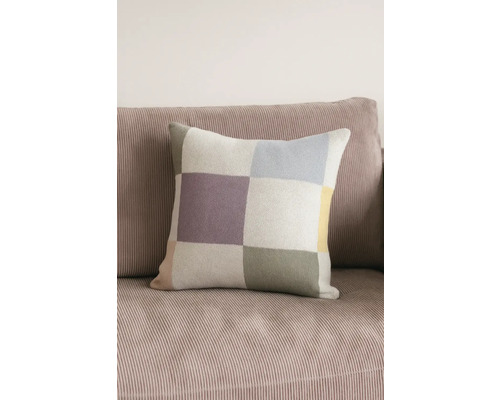 Quadratisches Zierkissen mit Karomuster auf einem Sofa