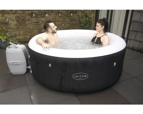 Jacuzzi gonflable Lay-Z-Spa Miami avec deux personnes dans l'eau.