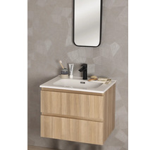 Badezimmer mit Waschbeckenunterschrank, Waschbecken, Spiegel und Badutensilien.