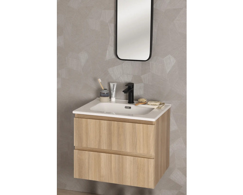 Badezimmer mit Waschbeckenunterschrank, Waschbecken, Spiegel und Badutensilien.