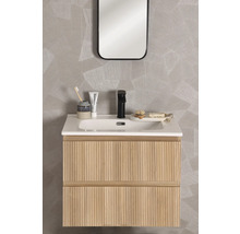 Badezimmer mit Waschtischunterschrank, Aufsatzwaschbecken, Spiegel und Armatur