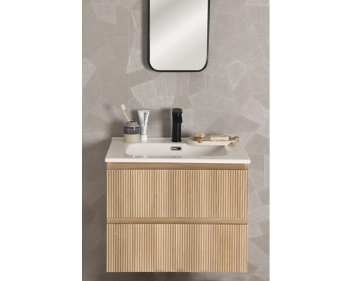 Badezimmer mit Waschtischunterschrank, Aufsatzwaschbecken, Spiegel und Armatur