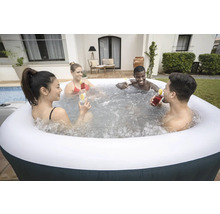 Jacuzzi gonflable avec quatre personnes buvant des cocktails
