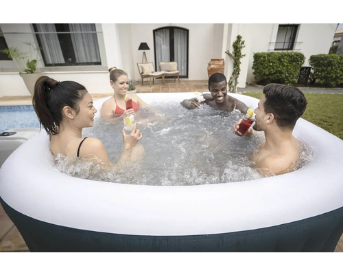 Jacuzzi gonflable avec quatre personnes buvant des cocktails