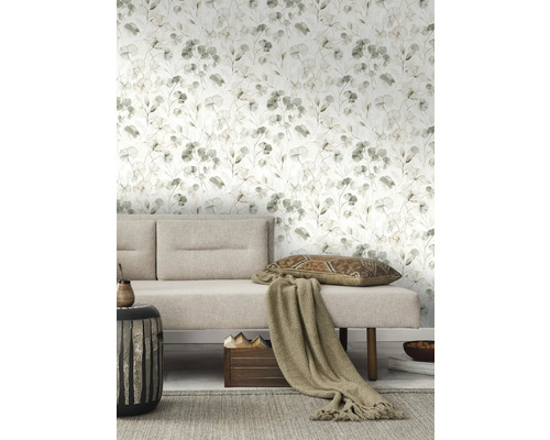 Wohnzimmer mit floraler Tapete, Sofa, Kissen und Beistelltisch