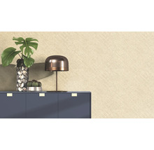 Décoration intérieure avec commode, lampe et plantes
