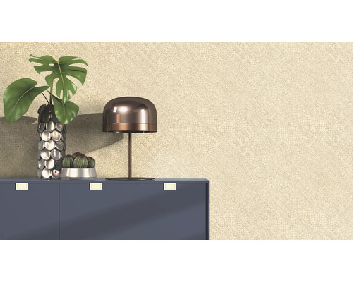 Décoration intérieure avec commode, lampe et plantes