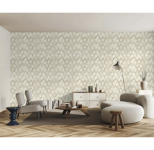 Salon avec papier peint à motifs, canapé, table et chaise.